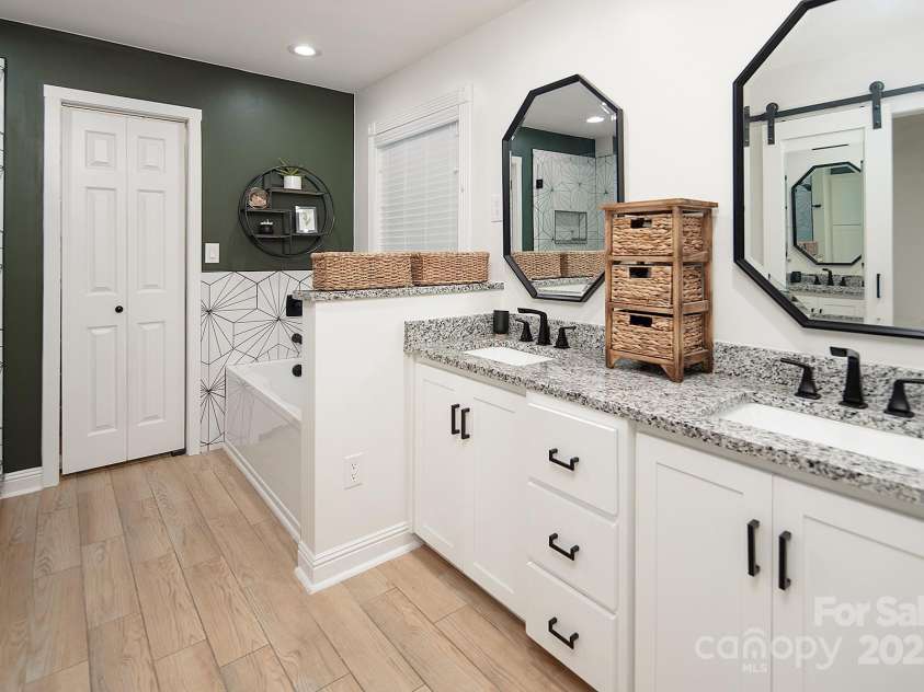 105 Chippewa Trail, China Grove, NC 28023.  MLS# CAR4255896, YatesRealty ID 14598. Primary Bath