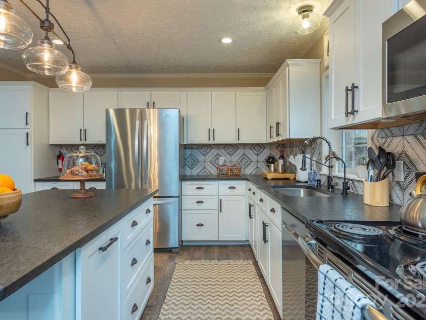 26 Spanish Oak Drive, Asheville, NC 28804.  MLS# CAR4255856, YatesRealty ID 14601. 