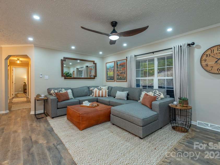 26 Spanish Oak Drive, Asheville, NC 28804.  MLS# CAR4255856, YatesRealty ID 14601. 