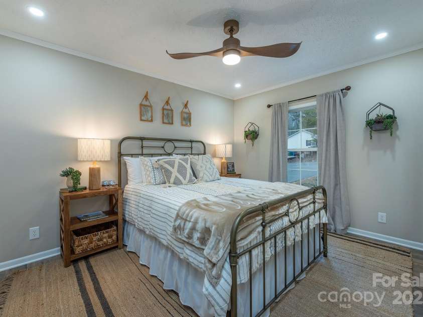 26 Spanish Oak Drive, Asheville, NC 28804.  MLS# CAR4255856, YatesRealty ID 14601. 