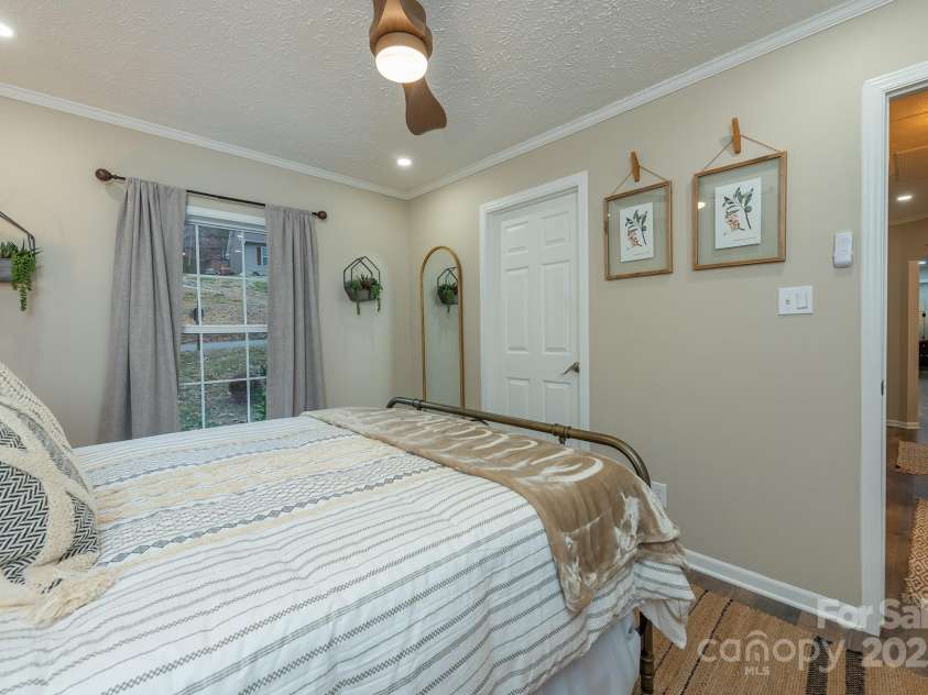 26 Spanish Oak Drive, Asheville, NC 28804.  MLS# CAR4255856, YatesRealty ID 14601. 