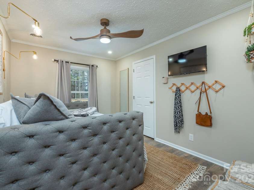 26 Spanish Oak Drive, Asheville, NC 28804.  MLS# CAR4255856, YatesRealty ID 14601. 