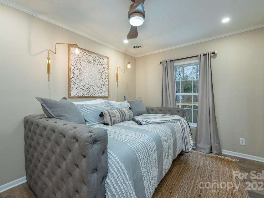 26 Spanish Oak Drive, Asheville, NC 28804.  MLS# CAR4255856, YatesRealty ID 14601. 