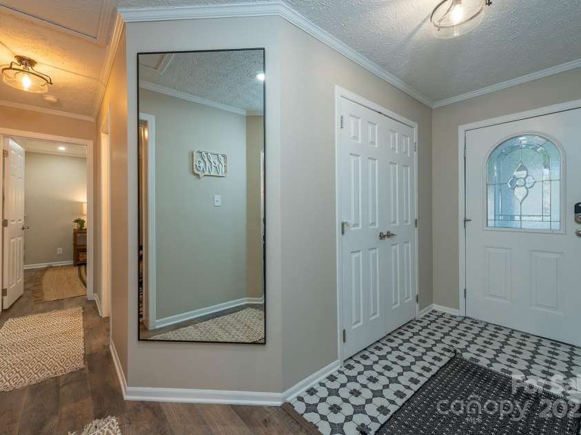 26 Spanish Oak Drive, Asheville, NC 28804.  MLS# CAR4255856, YatesRealty ID 14601. Foyer