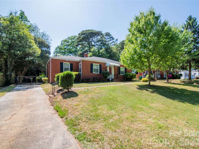 3037 Marlowe Avenue, Charlotte, NC 28208.  MLS# CAR4372472, YatesRealty ID 14601. 