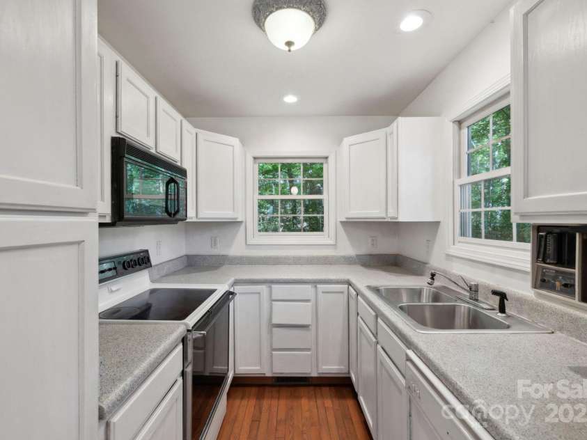 124 Hilltop Road, Black Mountain, NC 28711.  MLS# CAR4259973, YatesRealty ID 14604. 