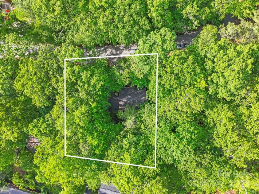 124 Hilltop Road, Black Mountain, NC 28711.  MLS# CAR4259973, YatesRealty ID 14604. 