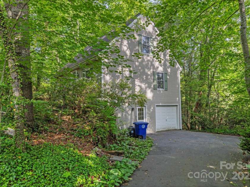 124 Hilltop Road, Black Mountain, NC 28711.  MLS# CAR4259973, YatesRealty ID 14604. 