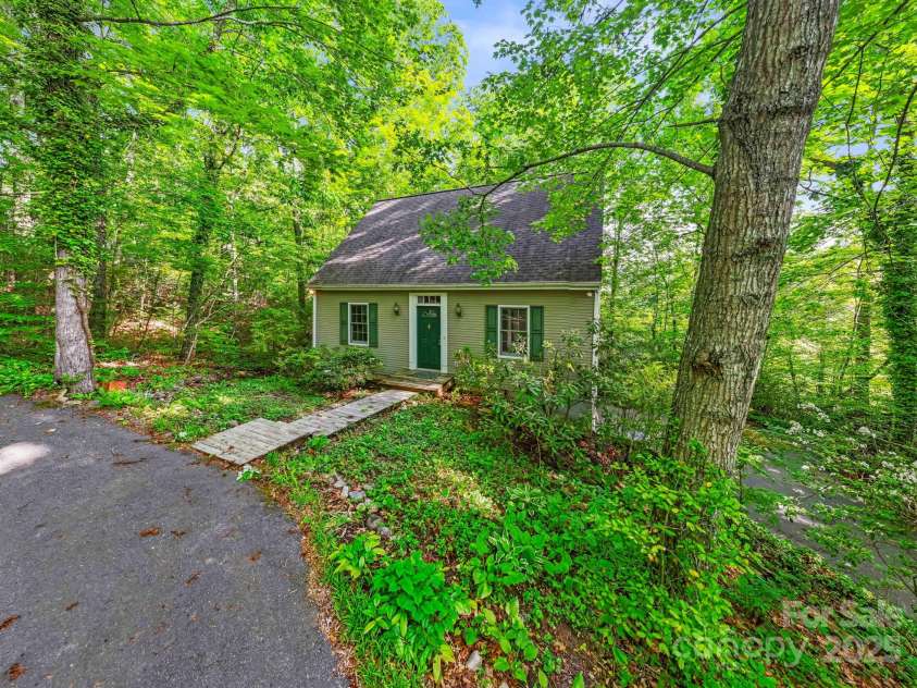 124 Hilltop Road, Black Mountain, NC 28711.  MLS# CAR4259973, YatesRealty ID 14604. 
