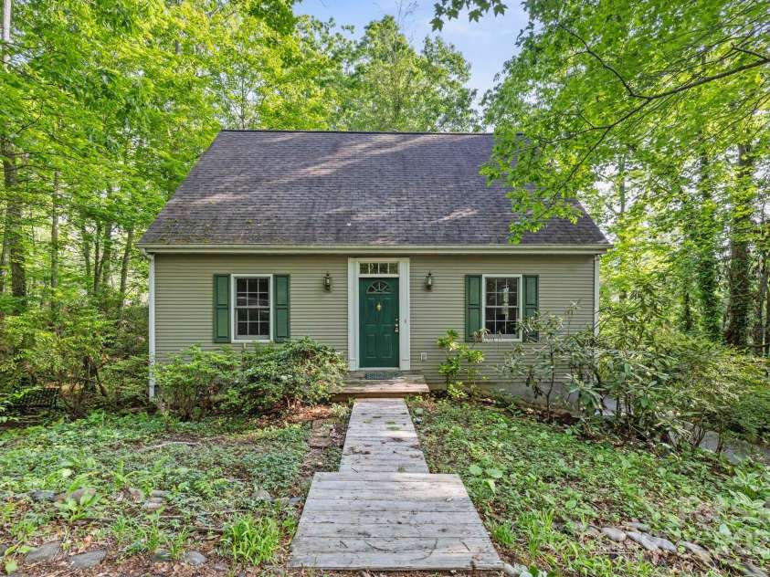 124 Hilltop Road, Black Mountain, NC 28711.  MLS# CAR4259973, YatesRealty ID 14604. 
