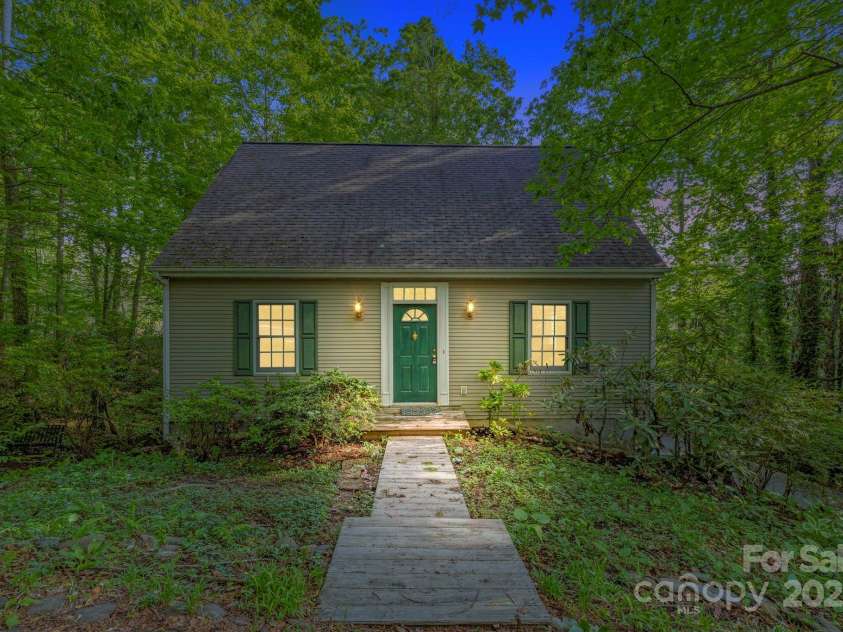 124 Hilltop Road, Black Mountain, NC 28711.  MLS# CAR4259973, YatesRealty ID 14604. 