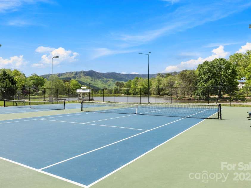 124 Hilltop Road, Black Mountain, NC 28711.  MLS# CAR4259973, YatesRealty ID 14604. Nearby Lake Tomahawk Tennis Courts