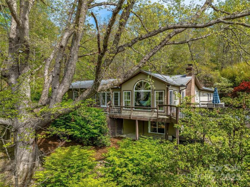 74 Solar Lane, Hendersonville, NC 28739.  MLS# CAR4250537, YatesRealty ID 14610. 