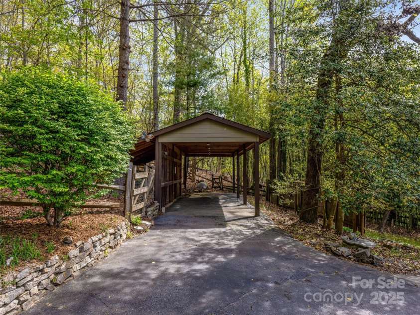 74 Solar Lane, Hendersonville, NC 28739.  MLS# CAR4250537, YatesRealty ID 14610. 