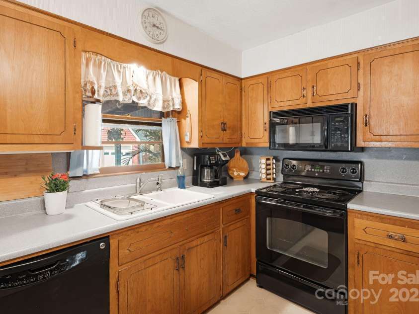 2221 Old Kanuga Road, Hendersonville, NC 28739.  MLS# CAR4242530, YatesRealty ID 14612. 