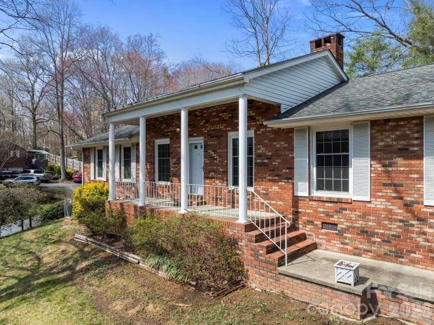 3124 Primrose Drive, Hendersonville, NC 28792.  MLS# CAR4358804, YatesRealty ID 14614. 