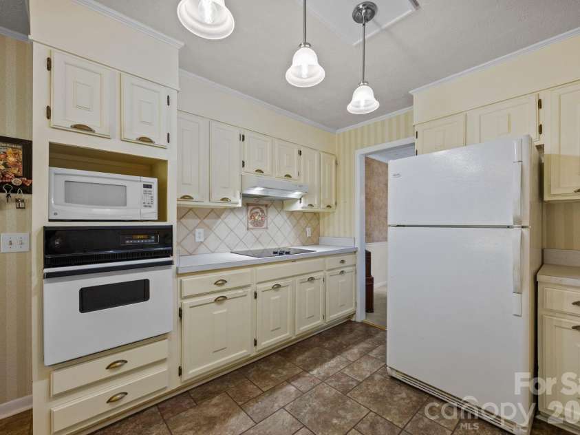 3124 Primrose Drive, Hendersonville, NC 28792.  MLS# CAR4358804, YatesRealty ID 14614. 