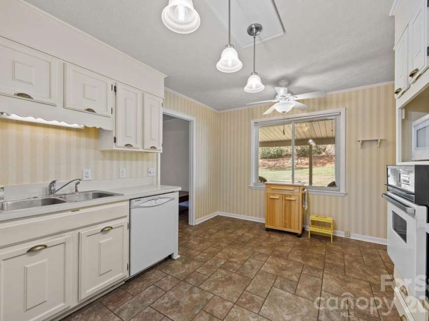 3124 Primrose Drive, Hendersonville, NC 28792.  MLS# CAR4358804, YatesRealty ID 14614. 
