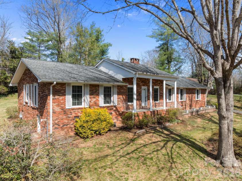3124 Primrose Drive, Hendersonville, NC 28792.  MLS# CAR4358804, YatesRealty ID 14614. BRICK EXTERIOR