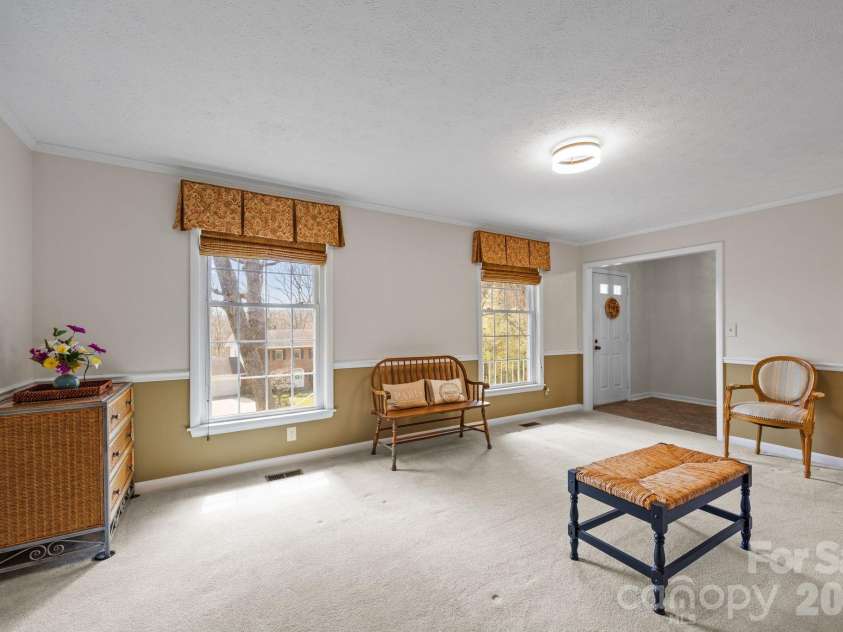 3124 Primrose Drive, Hendersonville, NC 28792.  MLS# CAR4358804, YatesRealty ID 14614. BRIGHT AND AIRY