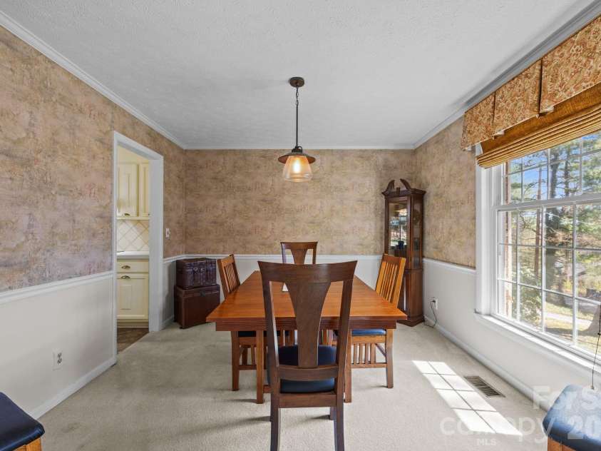 3124 Primrose Drive, Hendersonville, NC 28792.  MLS# CAR4358804, YatesRealty ID 14614. BRIGHT AND INVITING