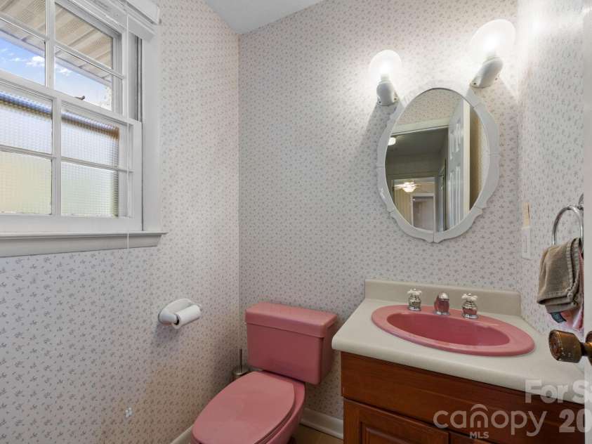 3124 Primrose Drive, Hendersonville, NC 28792.  MLS# CAR4358804, YatesRealty ID 14614. HALF BATH