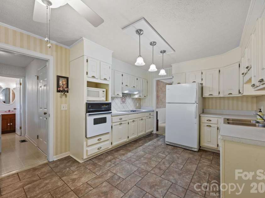 3124 Primrose Drive, Hendersonville, NC 28792.  MLS# CAR4358804, YatesRealty ID 14614. KITCHEN