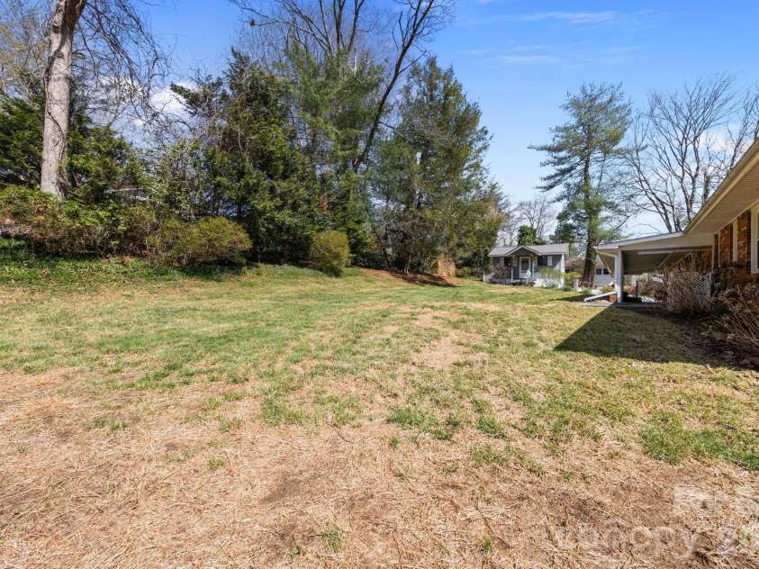 3124 Primrose Drive, Hendersonville, NC 28792.  MLS# CAR4358804, YatesRealty ID 14614. MOSTLY LEVEL