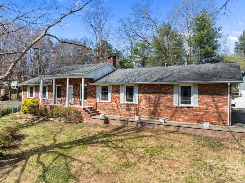 3124 Primrose Drive, Hendersonville, NC 28792.  MLS# CAR4358804, YatesRealty ID 14614. ONE LEVEL LIVING