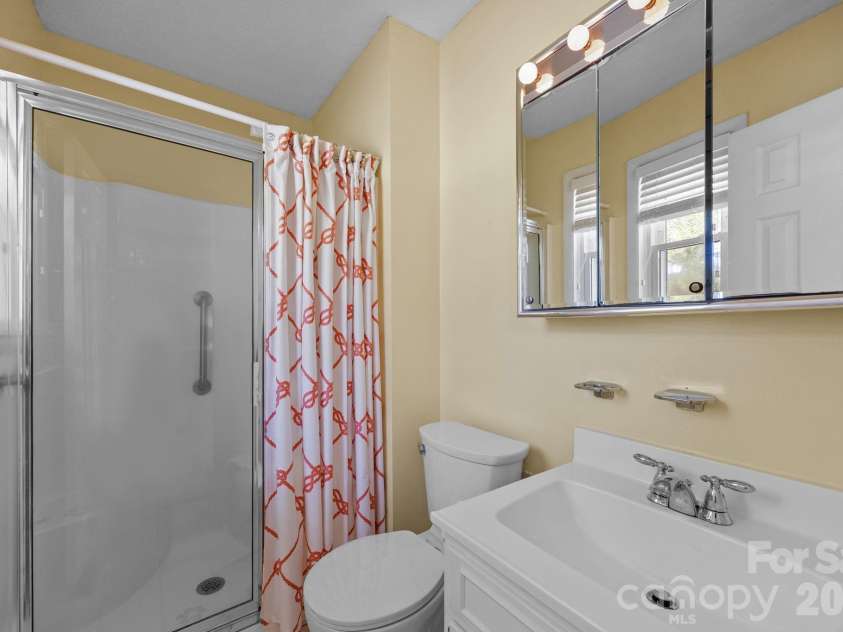 3124 Primrose Drive, Hendersonville, NC 28792.  MLS# CAR4358804, YatesRealty ID 14614. PRIMARY BATH