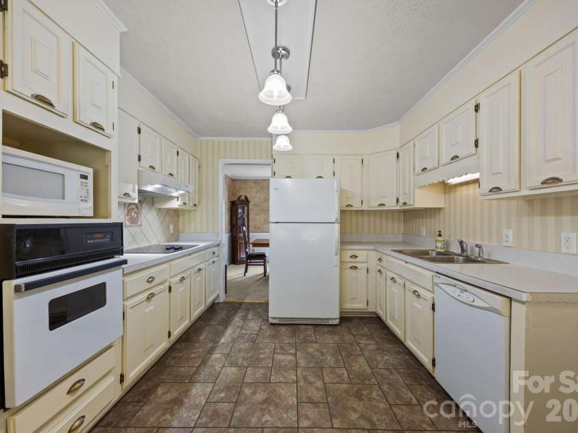 3124 Primrose Drive, Hendersonville, NC 28792.  MLS# CAR4358804, YatesRealty ID 14614. VIEW TO DINING