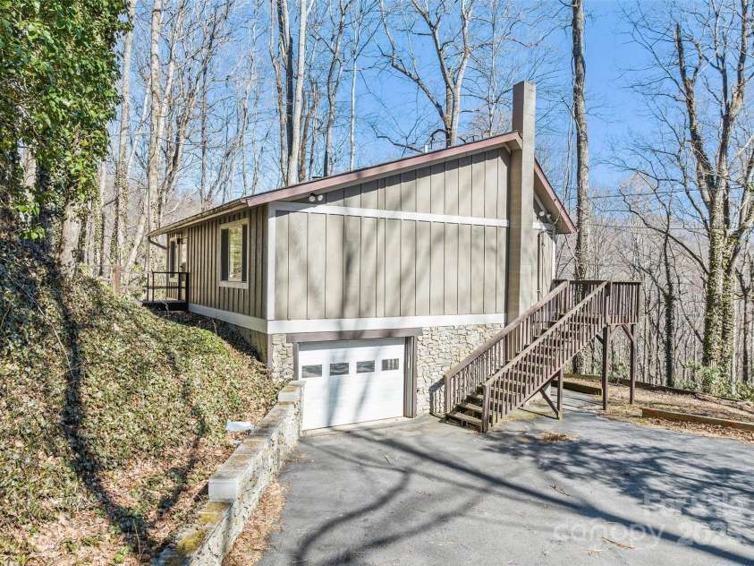 662 Locust Drive, Maggie Valley, NC 28751.  MLS# CAR4232980, YatesRealty ID 14614. 