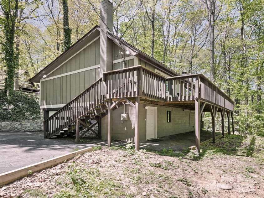 662 Locust Drive, Maggie Valley, NC 28751.  MLS# CAR4232980, YatesRealty ID 14614. 