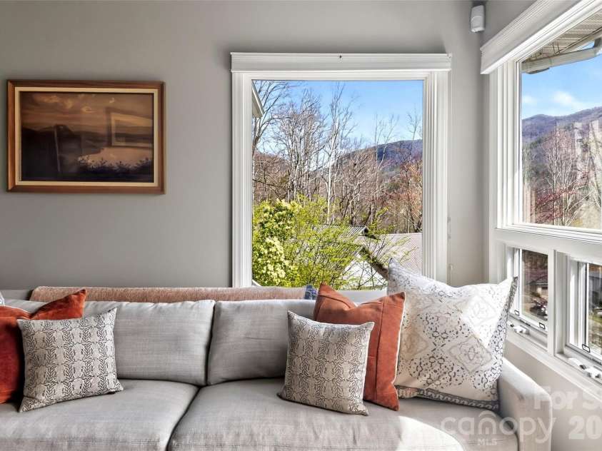 525 Blue Ridge Drive, Marion, NC 28752.  MLS# CAR4362278, YatesRealty ID 14616. 