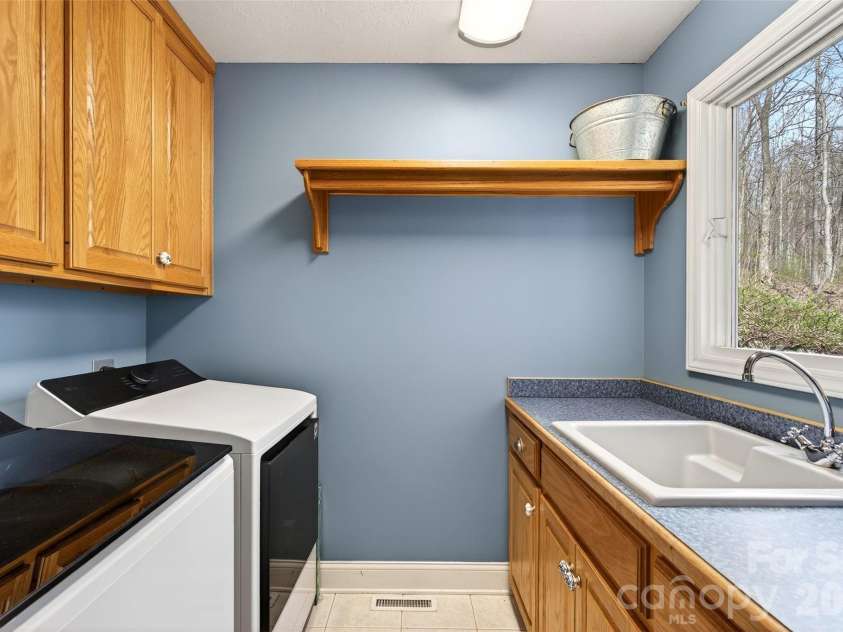 525 Blue Ridge Drive, Marion, NC 28752.  MLS# CAR4362278, YatesRealty ID 14616. 