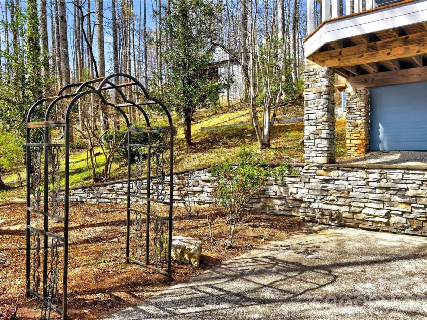 525 Blue Ridge Drive, Marion, NC 28752.  MLS# CAR4362278, YatesRealty ID 14616. 