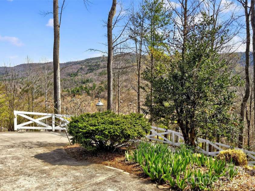 525 Blue Ridge Drive, Marion, NC 28752.  MLS# CAR4362278, YatesRealty ID 14616. 