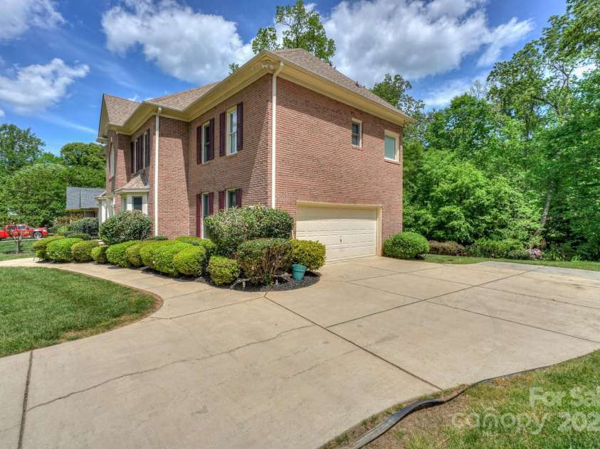3119 Castlemaine Drive, Charlotte, NC 28269.  MLS# CAR4249186, YatesRealty ID 14617. Sideload Garage