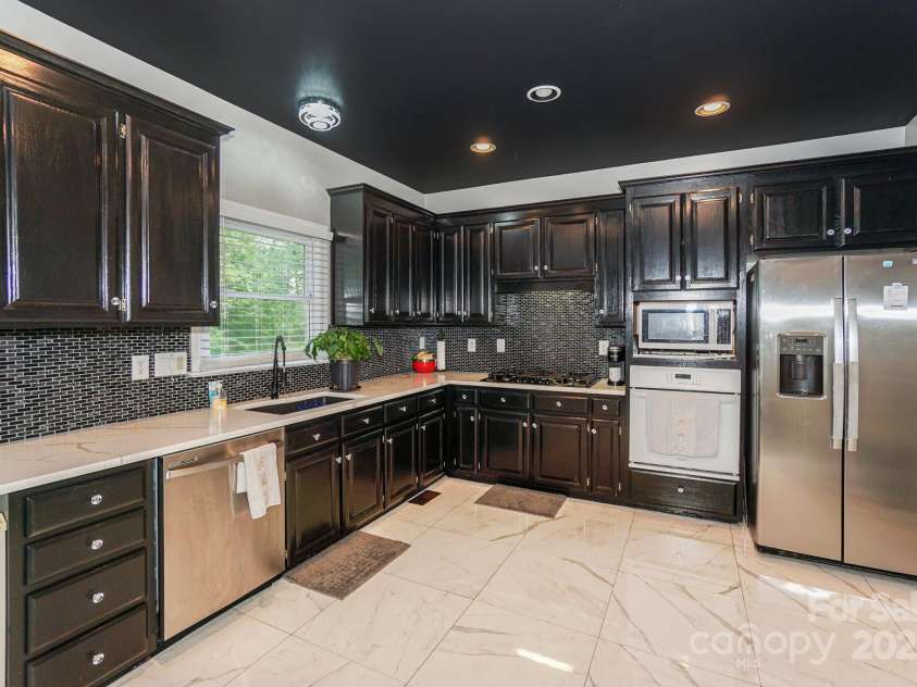 3119 Castlemaine Drive, Charlotte, NC 28269.  MLS# CAR4249186, YatesRealty ID 14617. Updated Kitchen