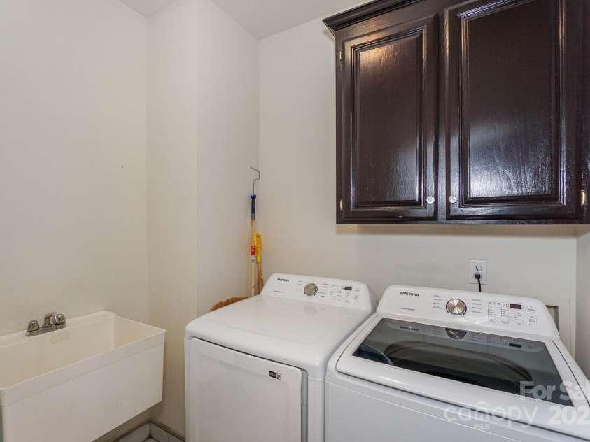 3119 Castlemaine Drive, Charlotte, NC 28269.  MLS# CAR4322294, YatesRealty ID 14617. 