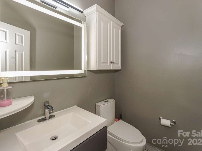 3119 Castlemaine Drive, Charlotte, NC 28269.  MLS# CAR4322294, YatesRealty ID 14617. Half Bathroom