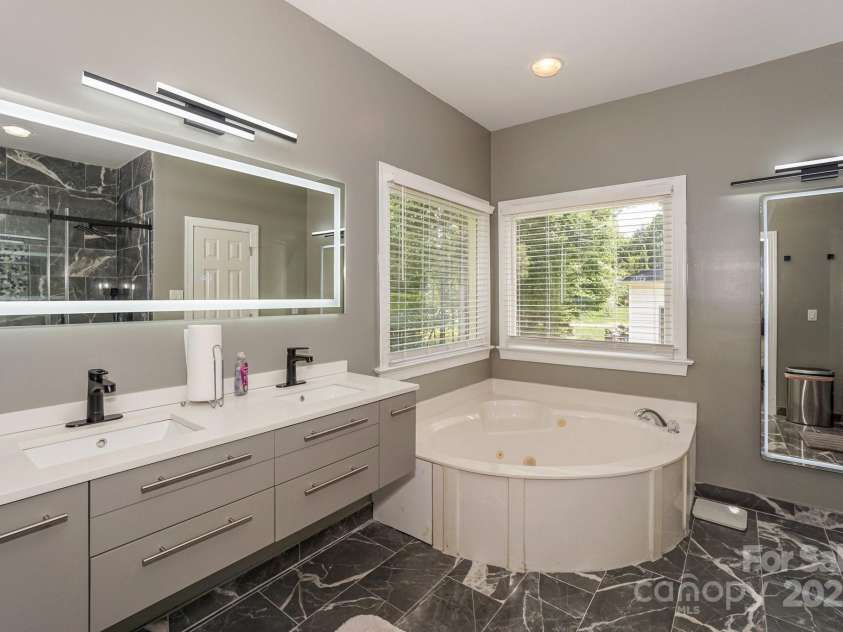 3119 Castlemaine Drive, Charlotte, NC 28269.  MLS# CAR4322294, YatesRealty ID 14617. Primary Bathroom