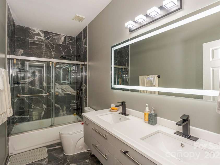 3119 Castlemaine Drive, Charlotte, NC 28269.  MLS# CAR4322294, YatesRealty ID 14617. Upstairs Bathroom