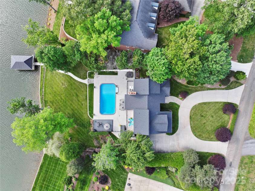 4039 5th Street, Hickory, NC 28601.  MLS# CAR4247859, YatesRealty ID 14618. 