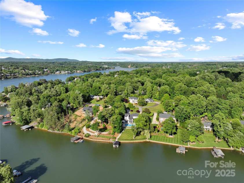 4039 5th Street, Hickory, NC 28601.  MLS# CAR4247859, YatesRealty ID 14618. 