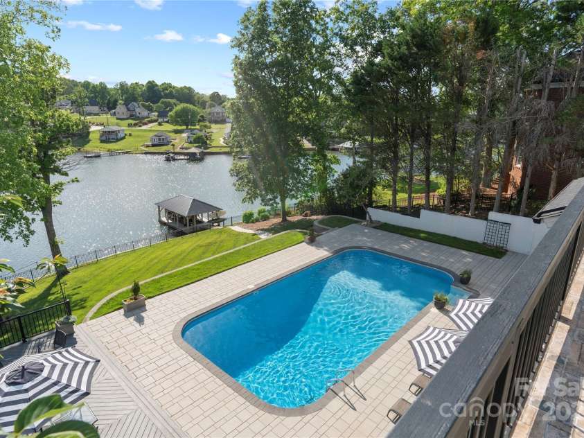 4039 5th Street, Hickory, NC 28601.  MLS# CAR4247859, YatesRealty ID 14618. 