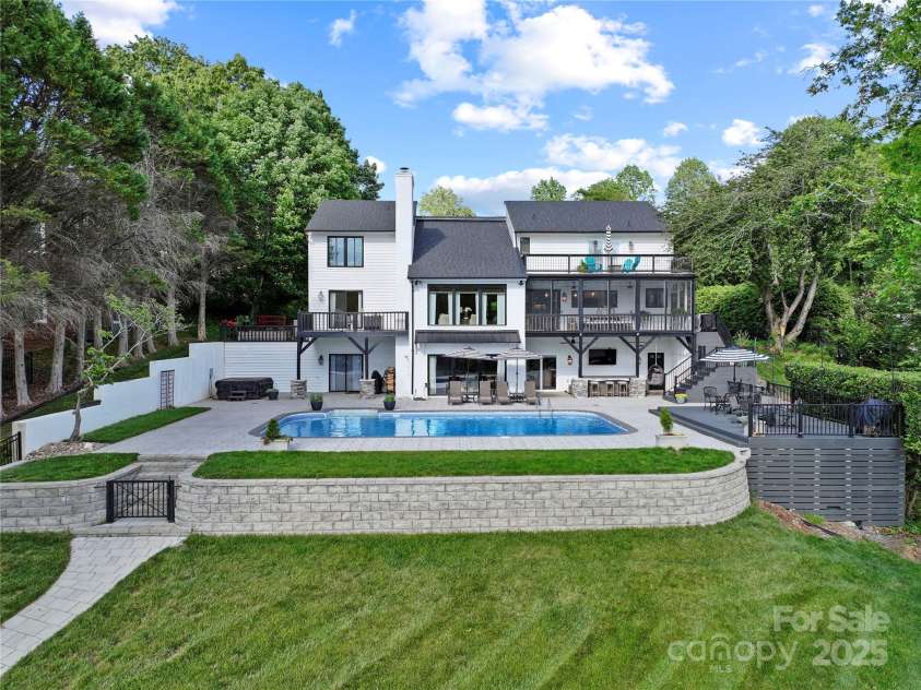 4039 5th Street, Hickory, NC 28601.  MLS# CAR4247859, YatesRealty ID 14618. 