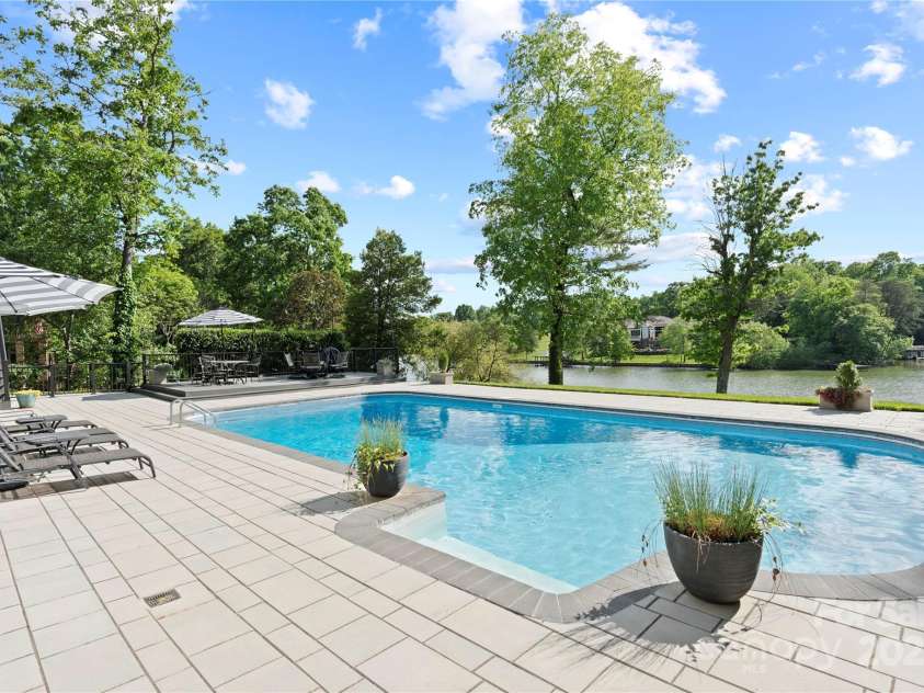 4039 5th Street, Hickory, NC 28601.  MLS# CAR4247859, YatesRealty ID 14618. 