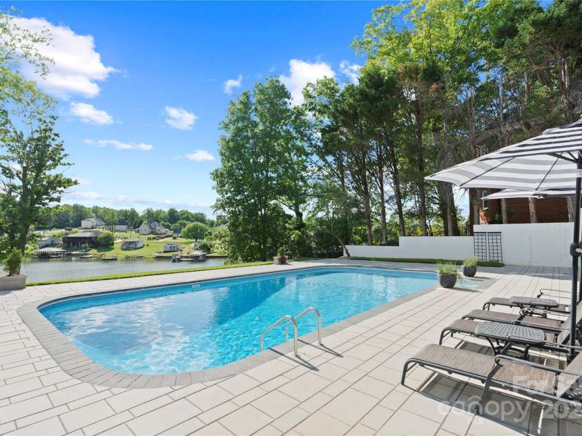 4039 5th Street, Hickory, NC 28601.  MLS# CAR4247859, YatesRealty ID 14618. 