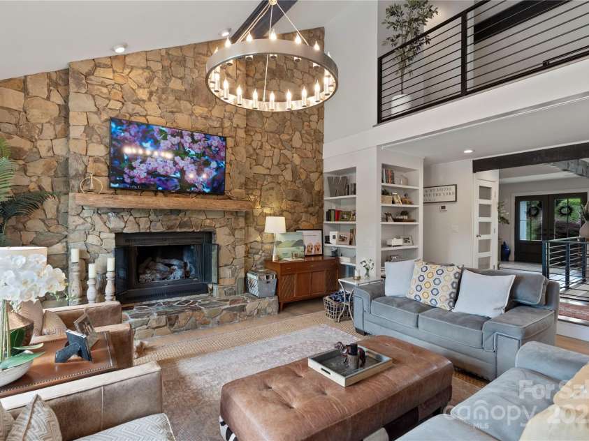 4039 5th Street, Hickory, NC 28601.  MLS# CAR4247859, YatesRealty ID 14618. 